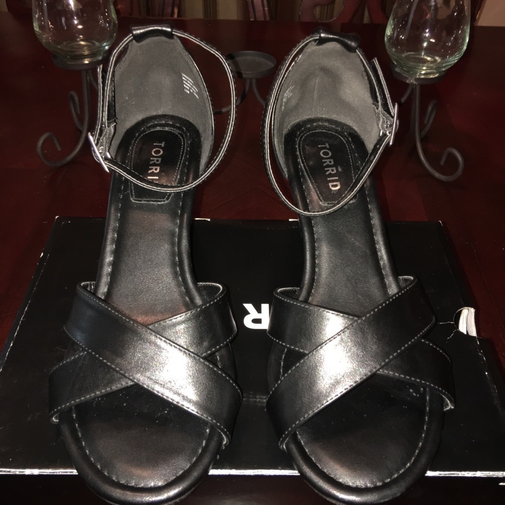 torrid crisscross mini wedges size 10